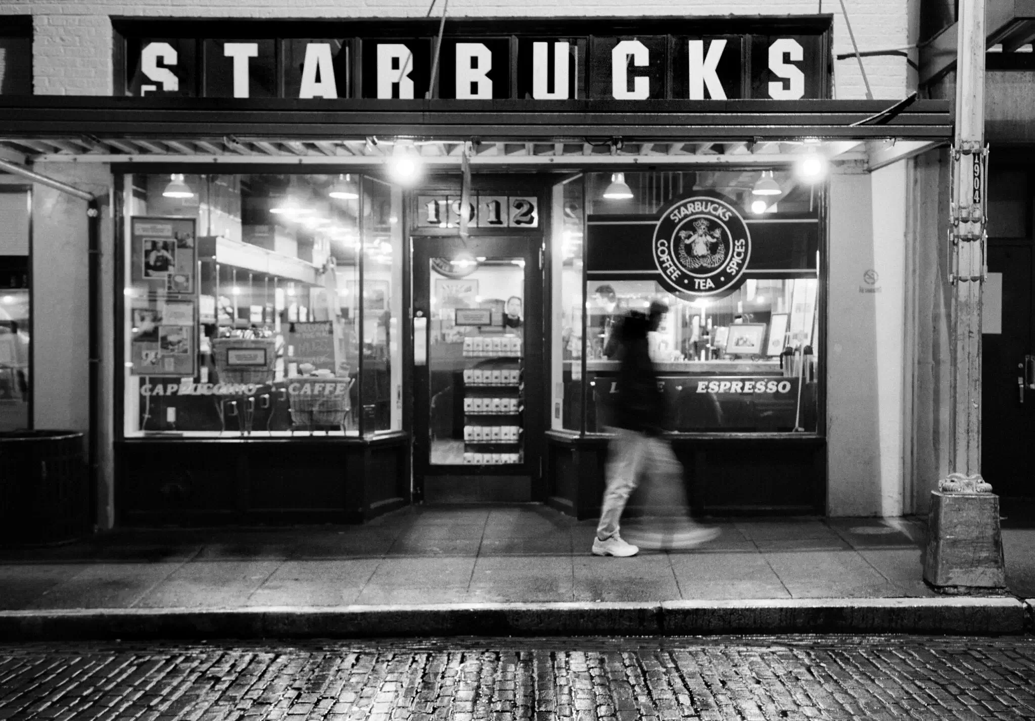 Read more about the article История Starbucks: кто основал компанию, как появился логотип и кому принадлежит бренд